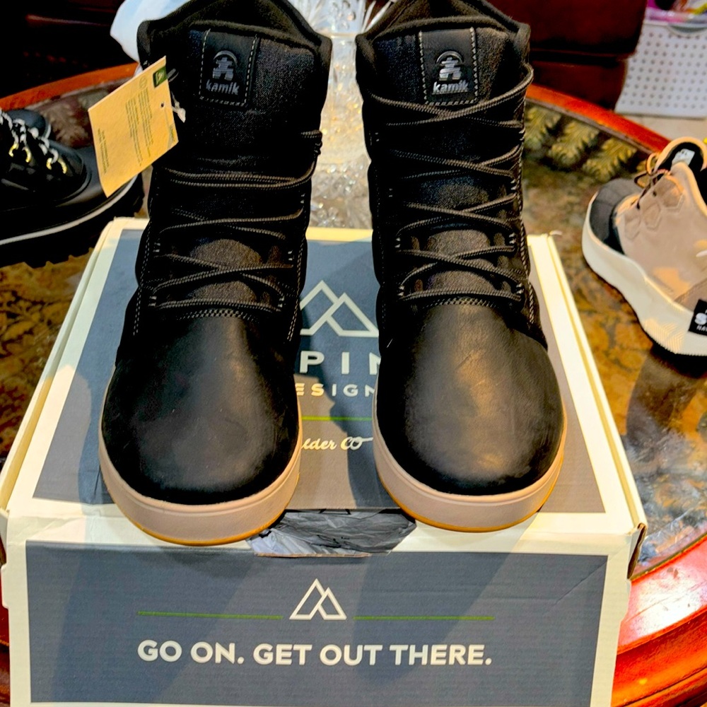 ALPINE DESIGN HIKING BOOTS ( NWT) VIBRAM SOLES